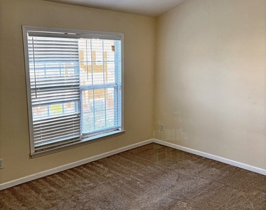 1370 Thornborough Drive - Photo Thumbnail 4