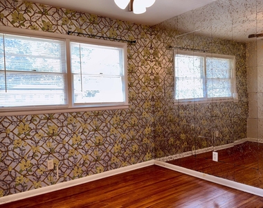 430 Windsor Drive - Photo Thumbnail 12