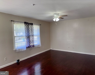430 Windsor Drive - Photo Thumbnail 3