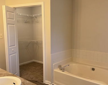 1052 Terance Avenue - Photo Thumbnail 8