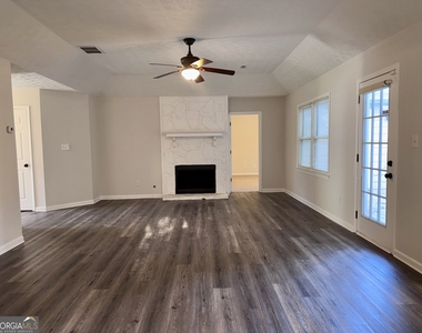 1052 Terance Avenue - Photo Thumbnail 2