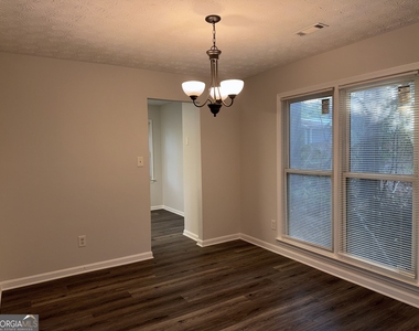 1052 Terance Avenue - Photo Thumbnail 4