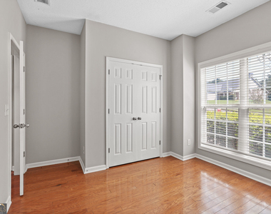 35 Bedford Park Drive - Photo Thumbnail 13