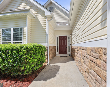 35 Bedford Park Drive - Photo Thumbnail 3