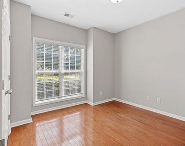 35 Bedford Park Drive - Photo Thumbnail 12