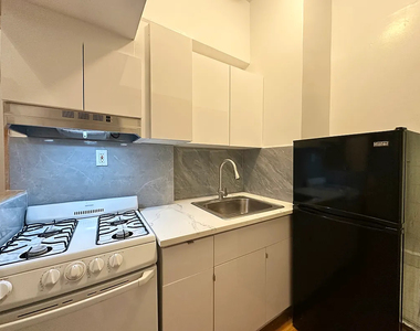 1372 York Avenue - Photo Thumbnail 2