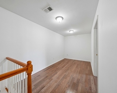 611 Binghampton Ln - Photo Thumbnail 18