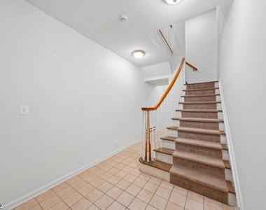 611 Binghampton Ln - Photo Thumbnail 4