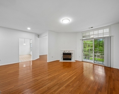 611 Binghampton Ln - Photo Thumbnail 9