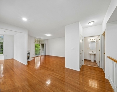 611 Binghampton Ln - Photo Thumbnail 5