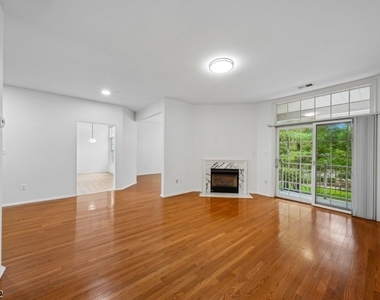 611 Binghampton Ln - Photo Thumbnail 8