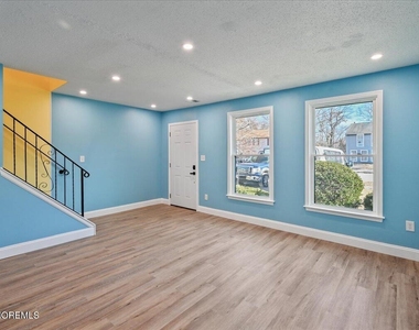 1333 Paris Court - Photo Thumbnail 8
