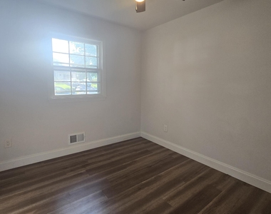 8 Oak Leaf Lane - Photo Thumbnail 7
