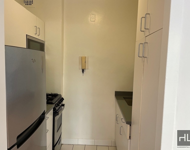 East 55 Street - Photo Thumbnail 4