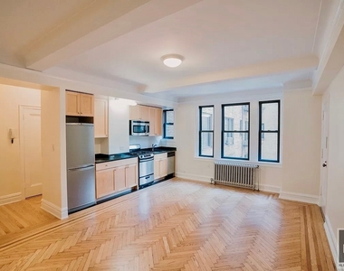 East 68 Street - Photo Thumbnail 4