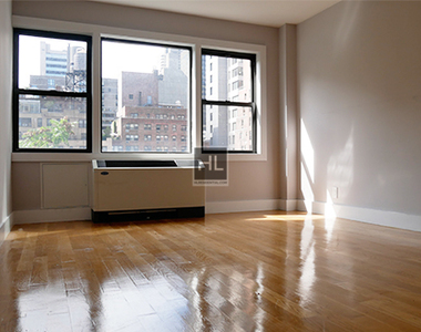 East 52nd Street - Photo Thumbnail 6