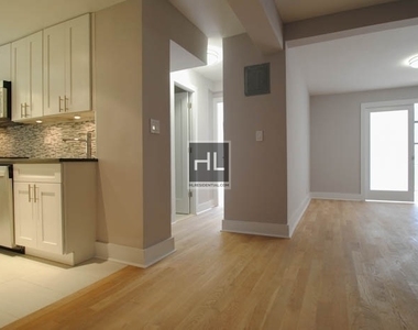 East 52nd Street - Photo Thumbnail 4