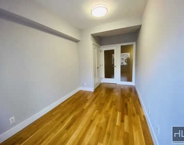East 52nd Street - Photo Thumbnail 4