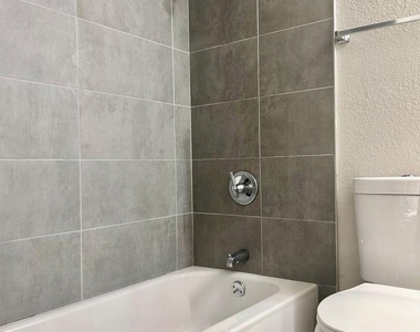 1553 W Mercer Lane - Photo Thumbnail 6