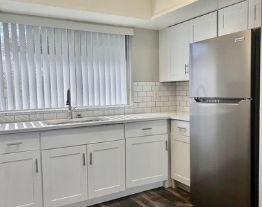 1553 W Mercer Lane - Photo Thumbnail 3
