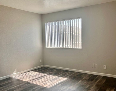 1553 W Mercer Lane - Photo Thumbnail 7