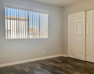 1553 W Mercer Lane - Photo Thumbnail 4