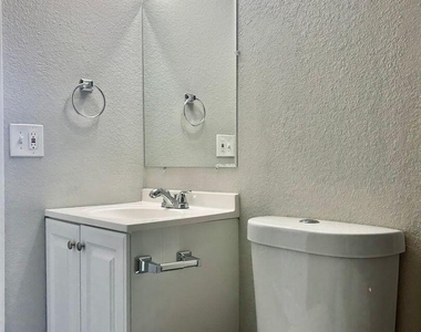 1553 W Mercer Lane - Photo Thumbnail 9
