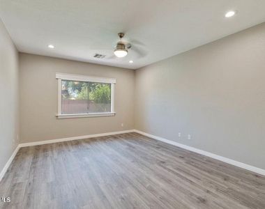 1171 E Indigo Drive - Photo Thumbnail 19