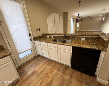 5343 E Holmes Avenue - Photo Thumbnail 8