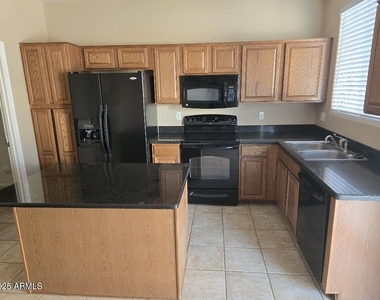 15090 N 173rd Drive - Photo Thumbnail 5