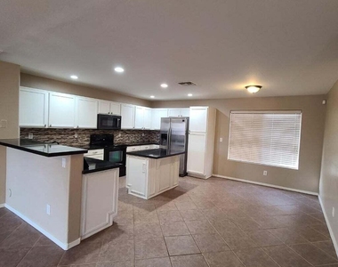 43540 W Bedford Drive - Photo Thumbnail 5