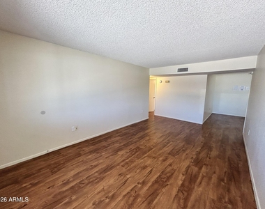 3147 E Edgewood Avenue - Photo Thumbnail 4