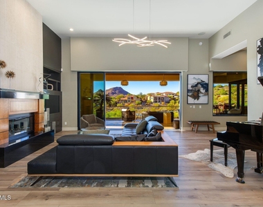 13412 N 14th Place - Photo Thumbnail 2