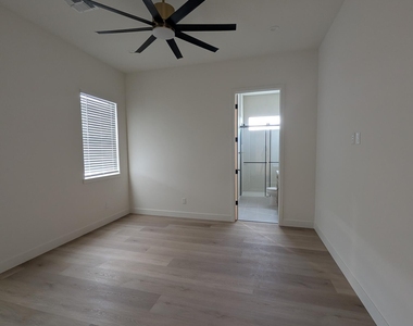 826 W 12th Street - Photo Thumbnail 35