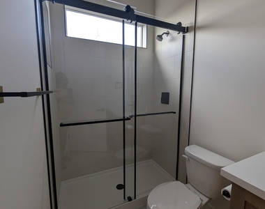 826 W 12th Street - Photo Thumbnail 33