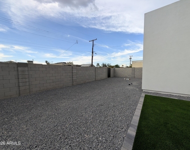 826 W 12th Street - Photo Thumbnail 38