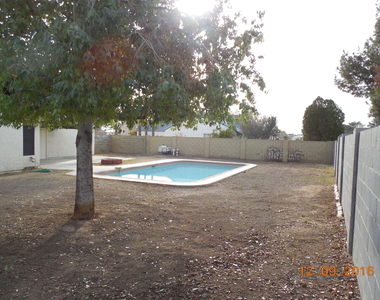 6126 W Maui Lane - Photo Thumbnail 4