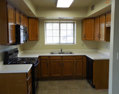 6126 W Maui Lane - Photo Thumbnail 11