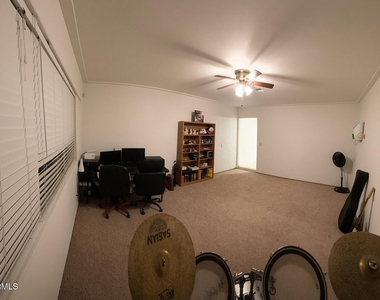 9435 W Oneida Drive - Photo Thumbnail 13