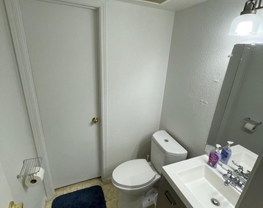 9435 W Oneida Drive - Photo Thumbnail 16