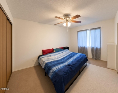 9435 W Oneida Drive - Photo Thumbnail 17