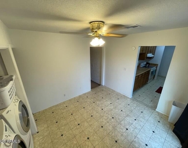 9435 W Oneida Drive - Photo Thumbnail 10