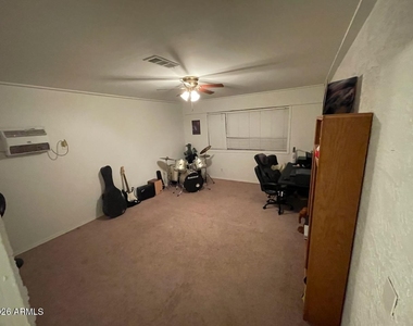 9435 W Oneida Drive - Photo Thumbnail 11
