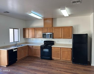 7032 W Lincoln Street - Photo Thumbnail 1
