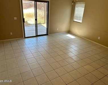43591 W Colby Drive - Photo Thumbnail 7