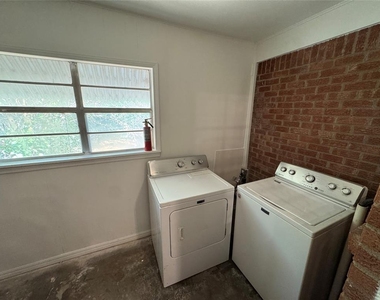 3105 W Park Place - Photo Thumbnail 7