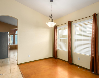 525 N Val Vista Drive - Photo Thumbnail 3