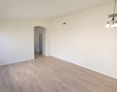 845 W Vaughn Avenue - Photo Thumbnail 4