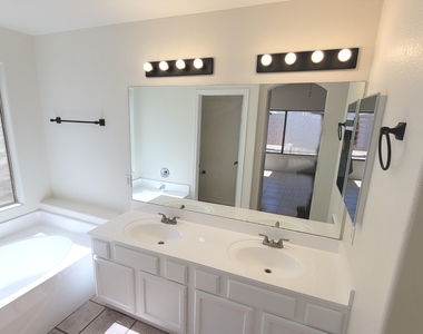 845 W Vaughn Avenue - Photo Thumbnail 17