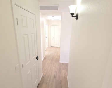 845 W Vaughn Avenue - Photo Thumbnail 13